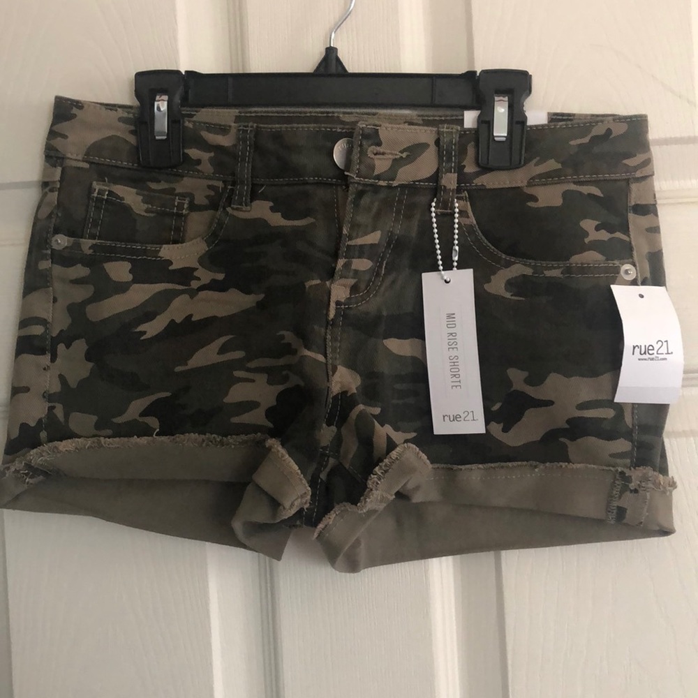 Mid rise Camo Jean shorts